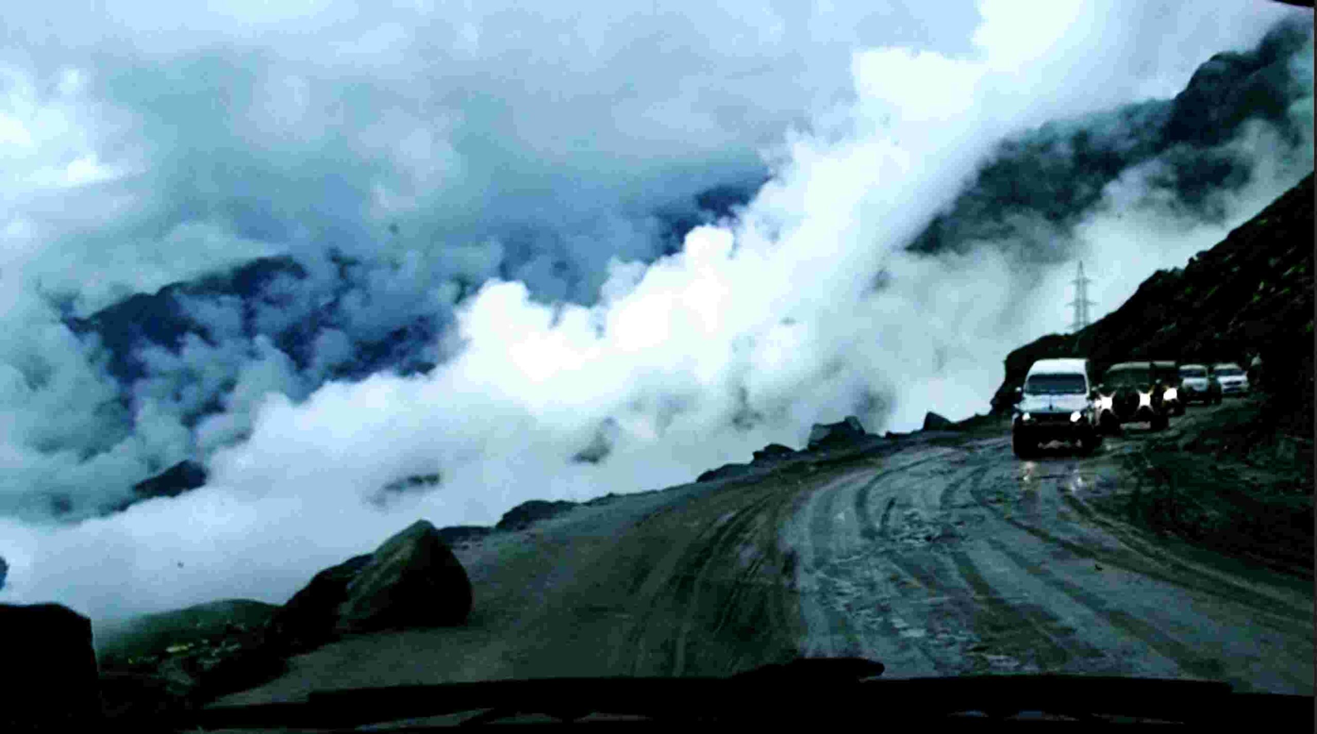 Rohtang Pass - Road curvves into Clouds Rohtang Pass - Road curvves into Clouds